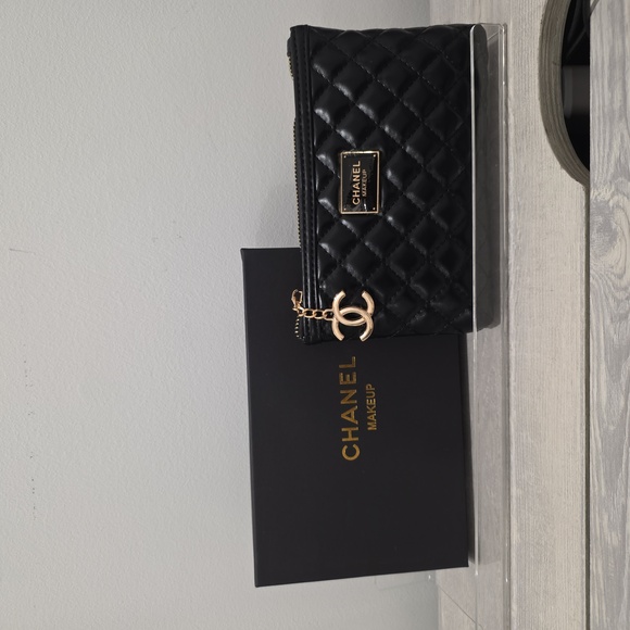 Chanel Black Quilted Women's zipper Wrislet/ Pouch. GWP - Picture 2 of 7